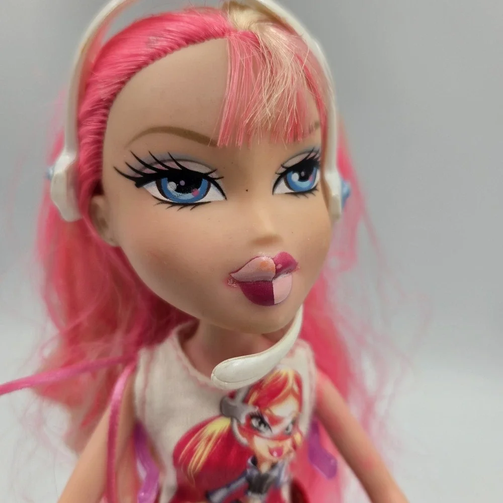 Bratz Live in Concert Cloe Doll MGA 2005 Headset Stand Shoes Shirt + Extra Short